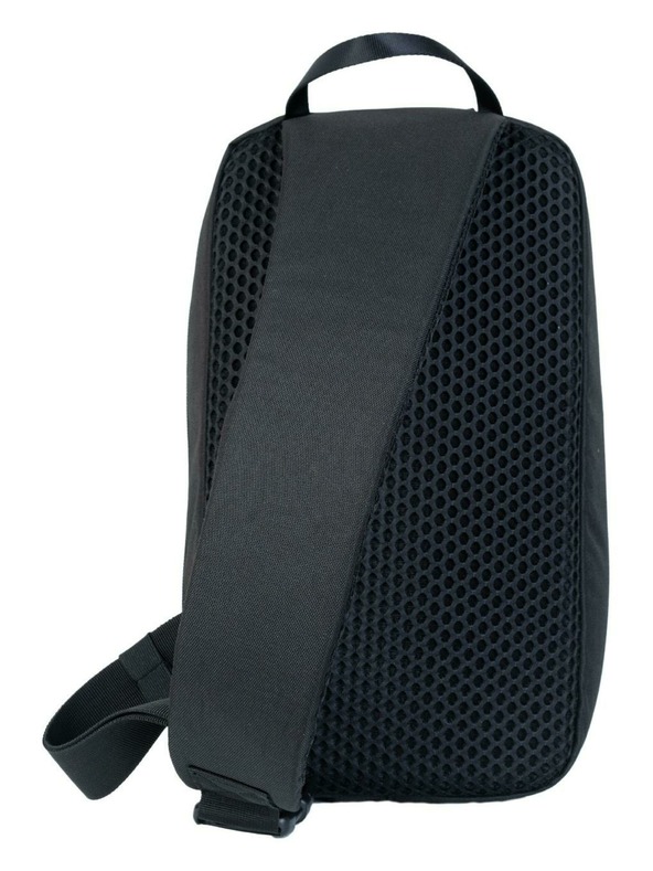 CabinZero Črni nahrbtnik CabinZero Classic za eno ramo (11L)