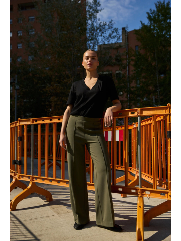 Moodo Bombažna bluza z V izrezom črna Moodo