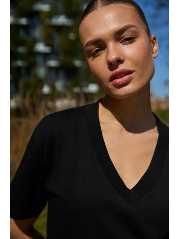 Moodo Bombažna bluza z V izrezom črna Moodo