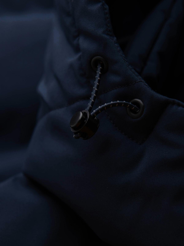 Ombre Clothing Pánska zimná bunda s odnímateľnou kapuco z nepremokavej tkaniny - tmavo modrá V1 OM-JAHP-0306 Ombre Clothing