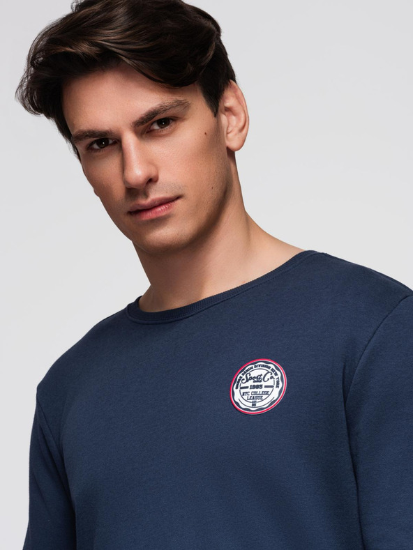Ombre Clothing Moška mikina s kroglastim izrezom in našitkom - temno modra V2 B1713 Ombre Clothing