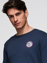 Ombre Clothing Moška mikina s kroglastim izrezom in našitkom - temno modra V2 B1713 Ombre Clothing