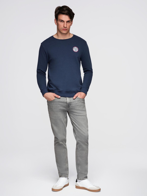 Ombre Clothing Moška mikina s kroglastim izrezom in našitkom - temno modra V2 B1713 Ombre Clothing