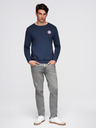 Ombre Clothing Moška mikina s kroglastim izrezom in našitkom - temno modra V2 B1713 Ombre Clothing