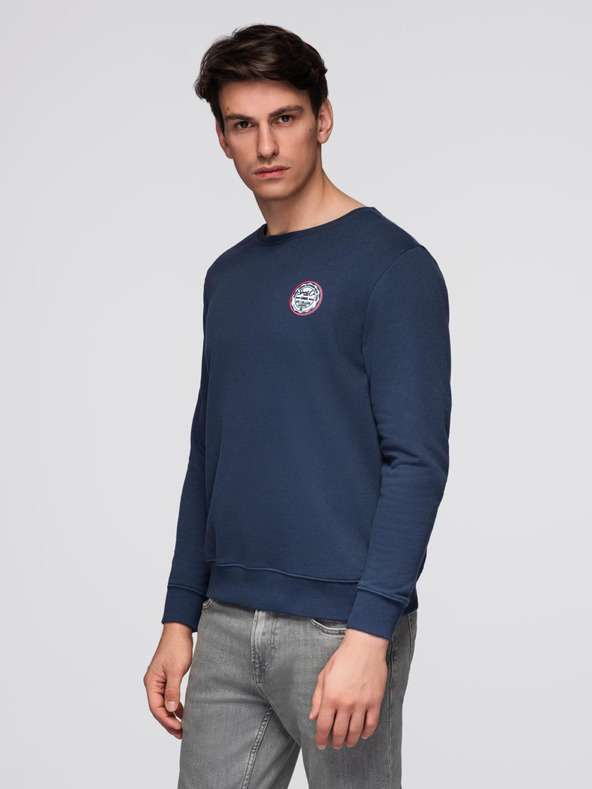 Ombre Clothing Moška mikina s kroglastim izrezom in našitkom - temno modra V2 B1713 Ombre Clothing