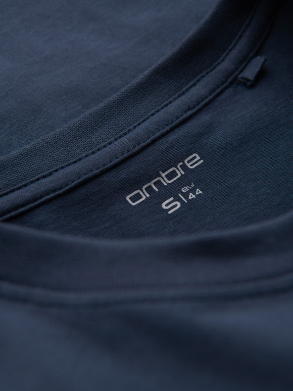 Ombre Clothing Temno modra moška majica z žepom Ombre Clothing