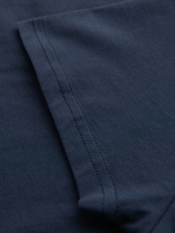 Ombre Clothing Temno modra moška majica z žepom Ombre Clothing