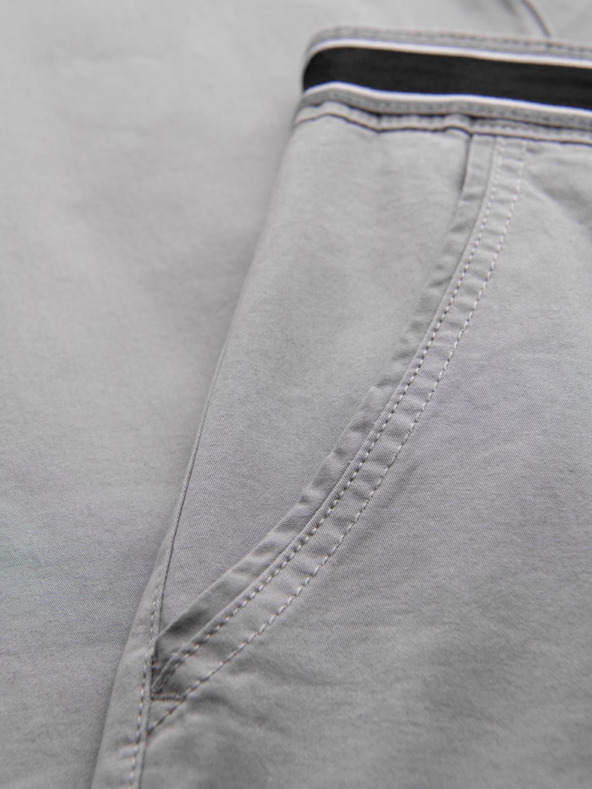 Ombre Clothing Svetlo sive moške hlače chino z okrasnim pasom Ombre Clothing