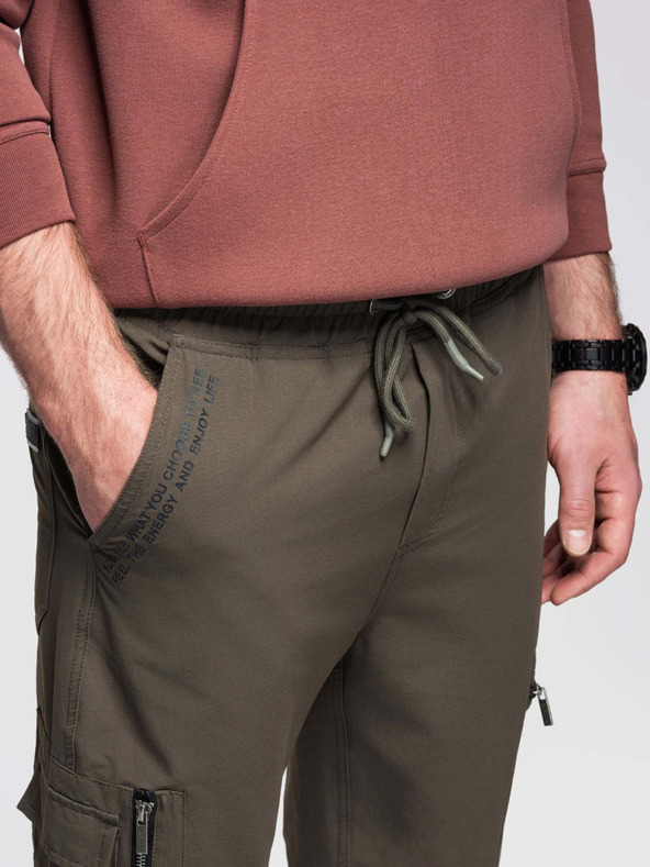 Ombre Clothing Moške jogger hlače z žepi in potiskom temno olivno zelene barve Ombre oblačila