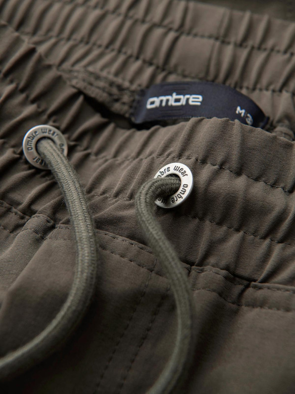 Ombre Clothing Moške jogger hlače z žepi in potiskom temno olivno zelene barve Ombre oblačila