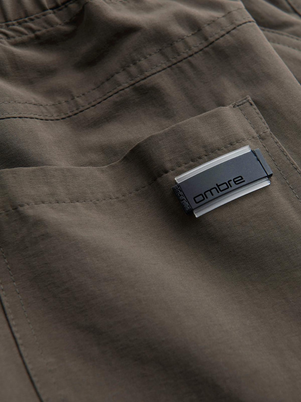 Ombre Clothing Moške jogger hlače z žepi in potiskom temno olivno zelene barve Ombre oblačila