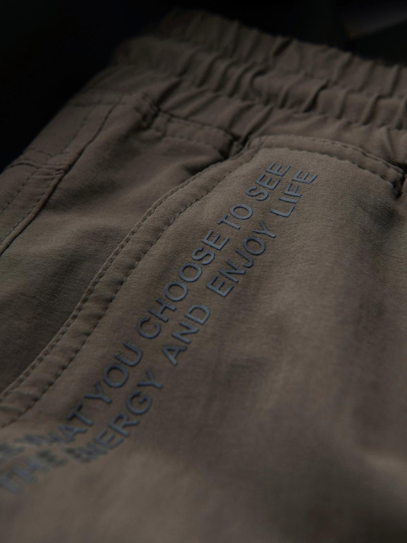 Ombre Clothing Moške jogger hlače z žepi in potiskom temno olivno zelene barve Ombre oblačila
