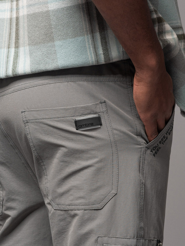 Ombre Clothing Moške jogger hlače z žepi in potiskom sive barve Ombre oblačila