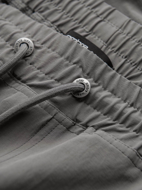 Ombre Clothing Moške jogger hlače z žepi in potiskom sive barve Ombre oblačila