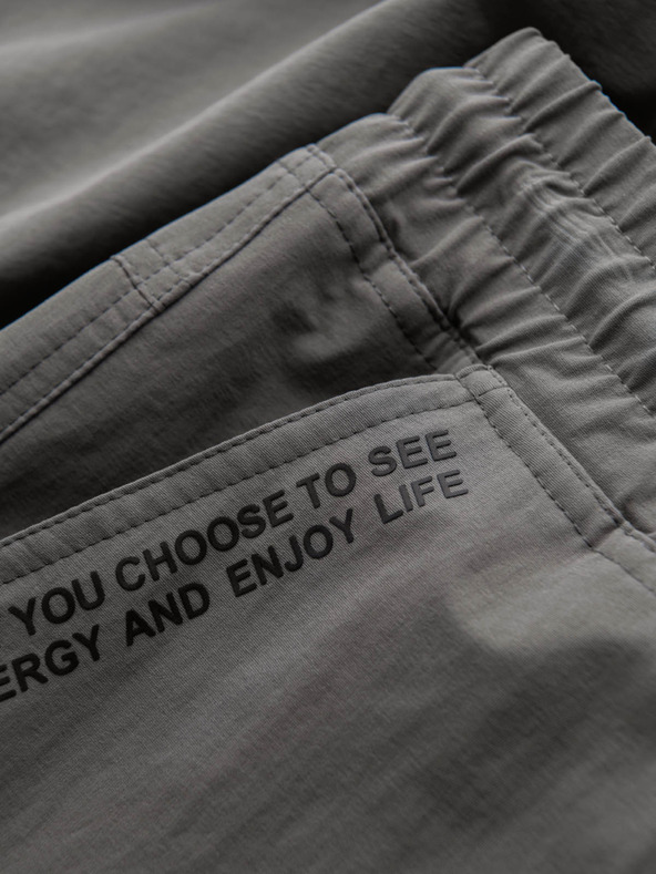 Ombre Clothing Moške jogger hlače z žepi in potiskom sive barve Ombre oblačila