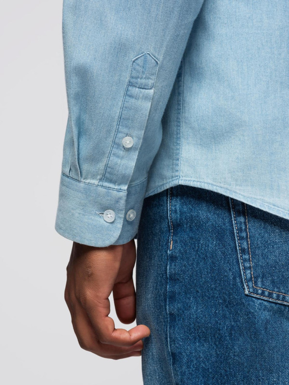 Ombre Clothing Moška majica iz džinsa z izvezenim žepom - svetlo modra Ombre Clothing
