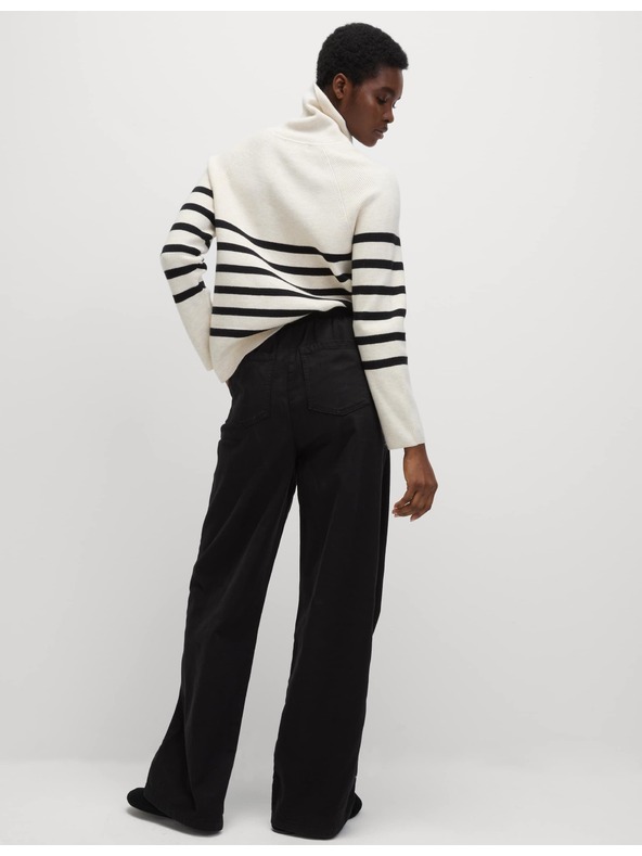 Marks & Spencer Kavbojke z širokimi hlačnicami, zategljive v pasu na vrvico Marks & Spencer črna