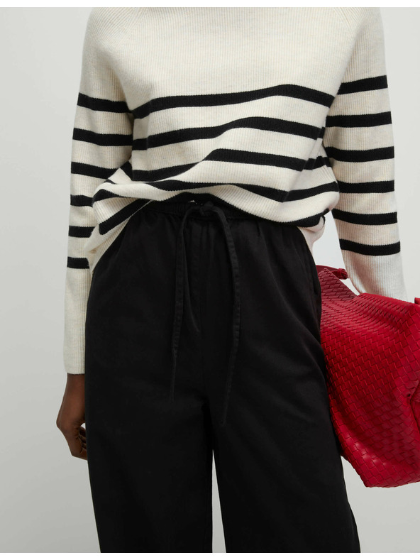 Marks & Spencer Kavbojke z širokimi hlačnicami, zategljive v pasu na vrvico Marks & Spencer črna