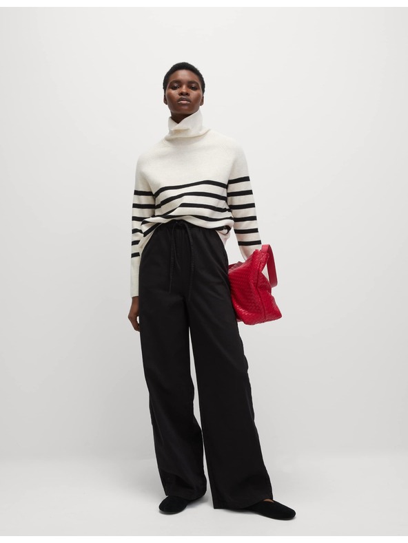 Marks & Spencer Kavbojke z širokimi hlačnicami, zategljive v pasu na vrvico Marks & Spencer črna