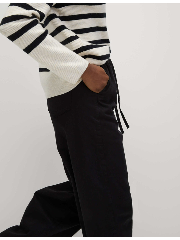 Marks & Spencer Kavbojke z širokimi hlačnicami, zategljive v pasu na vrvico Marks & Spencer črna