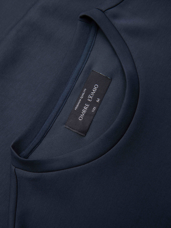 Ombre Clothing Pánska mikina s lesklým potlačom na hrudi - tmavo modrá V4 OM-SNBC-0199 Ombre Clothing
