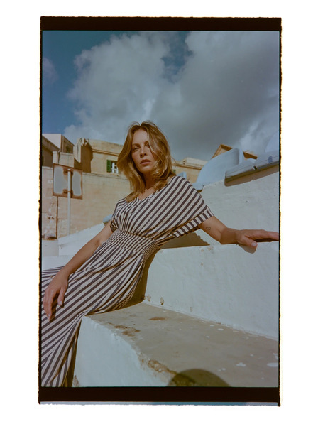 Moodo Obleka iz viskoze s črtami temno modra Moodo