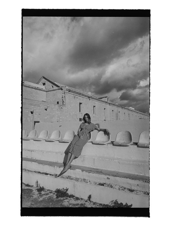 Moodo Obleka iz viskoze s črtami temno modra Moodo