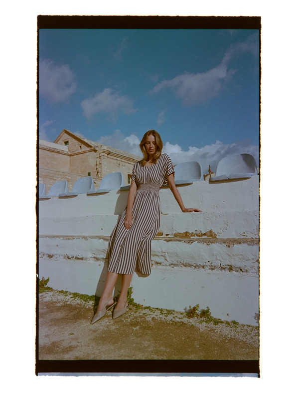 Moodo Obleka iz viskoze s črtami temno modra Moodo