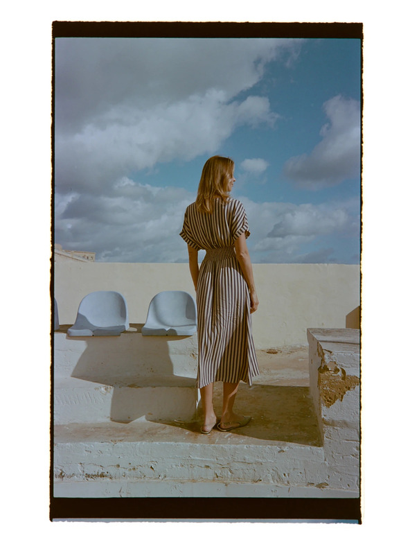 Moodo Obleka iz viskoze s črtami temno modra Moodo