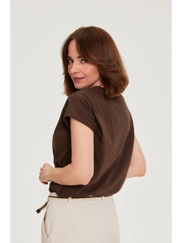 Moodo Bombažna majica z V-izrezom rjave barve Moodo