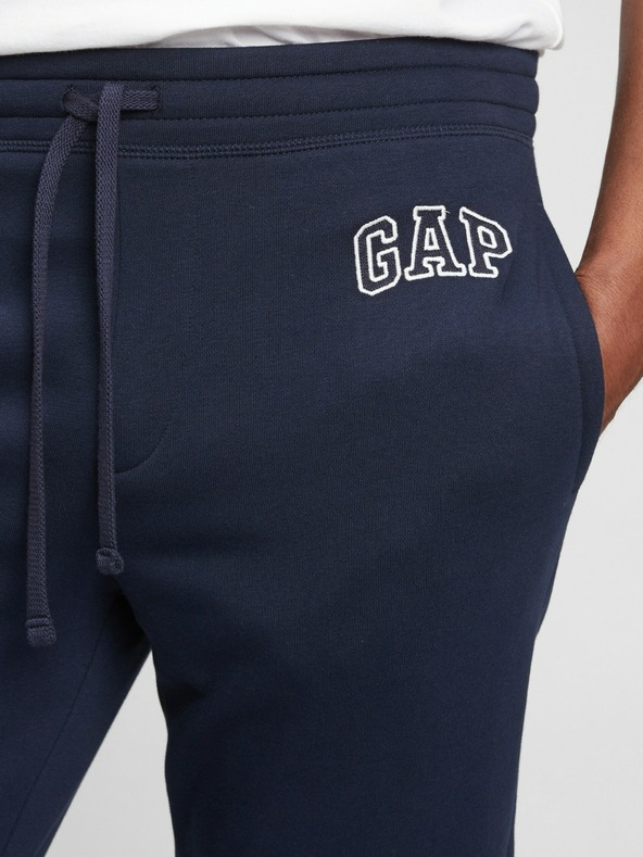GAP Superge z logotipom GAP