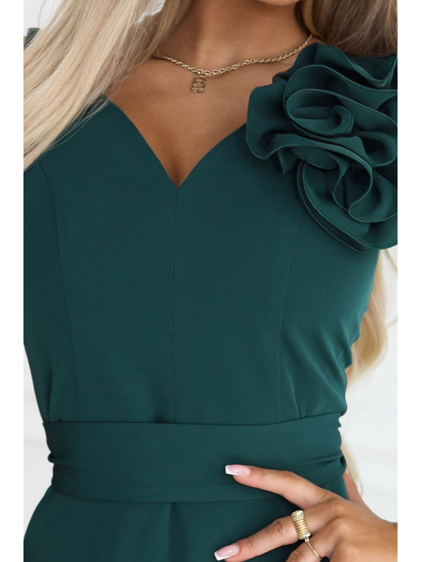 numoco Romantična maxi obleka s cvetlico na ramenu in razporkom - steklenica zelena