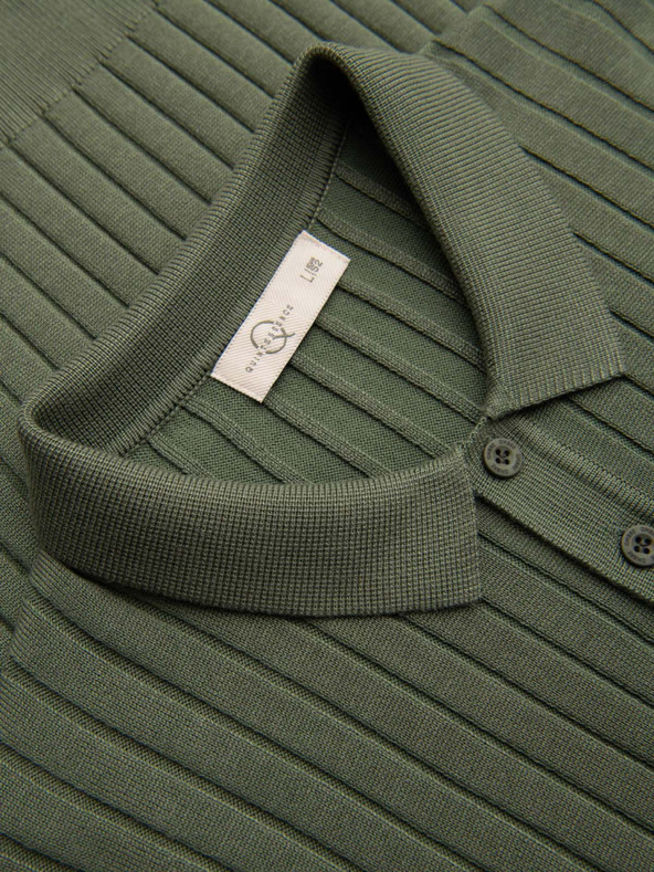 Ombre Clothing Moška polokošulja SLIM FIT iz viskoze z navpično rebrastostjo - olivno zelena V4 OM-POSS-0169 Ombre Clothing