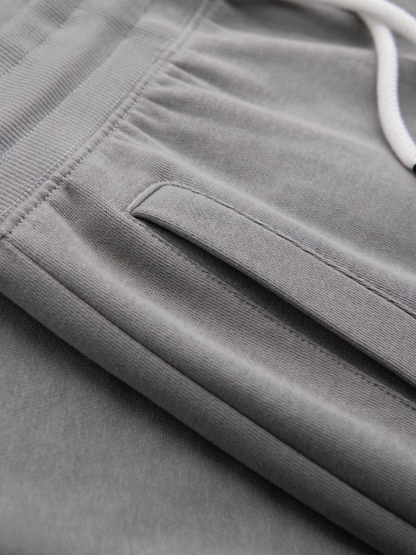 Ombre Clothing Moške bombažne trenirke BASIC z nepodloženimi nogavicami - sive V8 OM-PABS-0304 Ombre Clothing