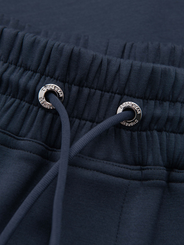 Ombre Clothing Moške trenirke z ravnimi nogavicami iz gladke pletenine - temno modre V4 OM-PSBC-0221 Ombre Clothing