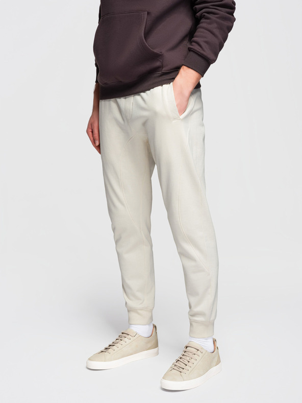 Ombre Clothing Moške trenirke BASIC z rebrasto nogavico - smetanaste V11 OM-PABS-0305 Ombre Clothing