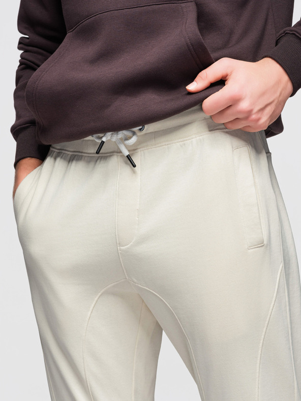 Ombre Clothing Moške trenirke BASIC z rebrasto nogavico - smetanaste V11 OM-PABS-0305 Ombre Clothing