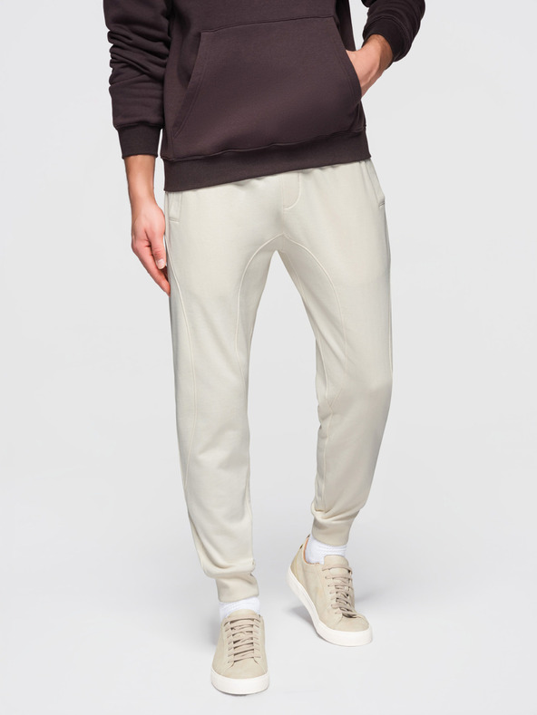 Ombre Clothing Moške trenirke BASIC z rebrasto nogavico - smetanaste V11 OM-PABS-0305 Ombre Clothing