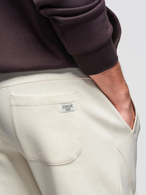 Ombre Clothing Moške trenirke BASIC z rebrasto nogavico - smetanaste V11 OM-PABS-0305 Ombre Clothing