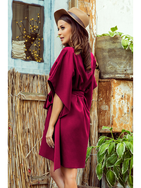 numoco SOFIA Metuljaste obleke z vezavo v pasu - vinsko rdeča barva