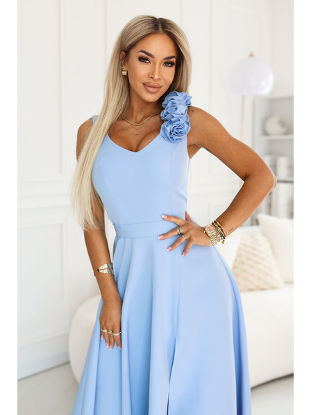 numoco Elegantna večerna maxi obleka z razporkom in vrtnicami - svetlo modra