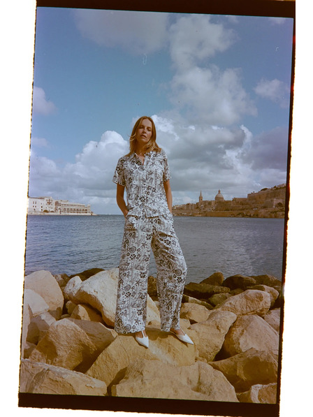 Moodo Hlače iz viskoze s potiskom mornarsko modre Moodo