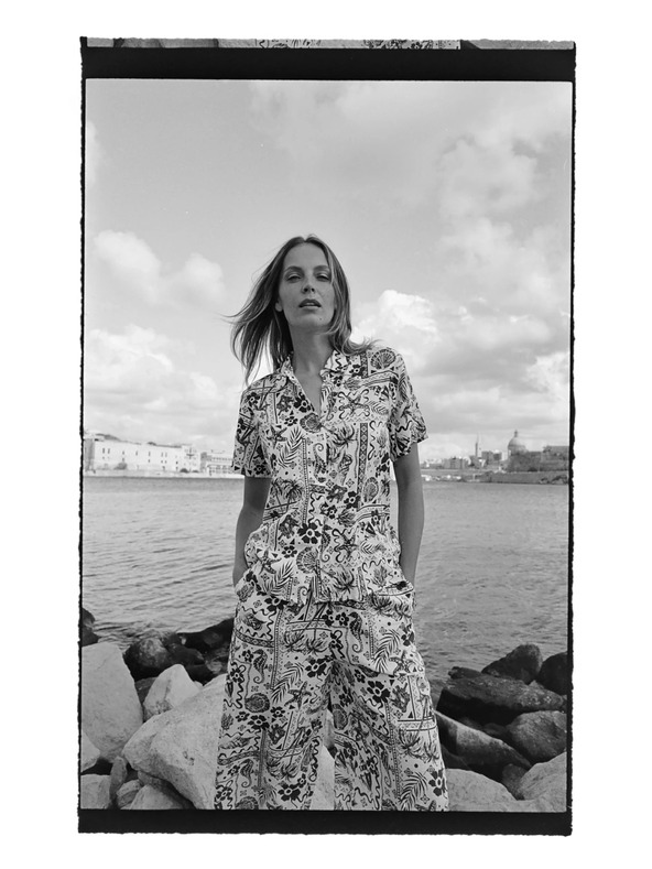 Moodo Hlače iz viskoze s potiskom mornarsko modre Moodo