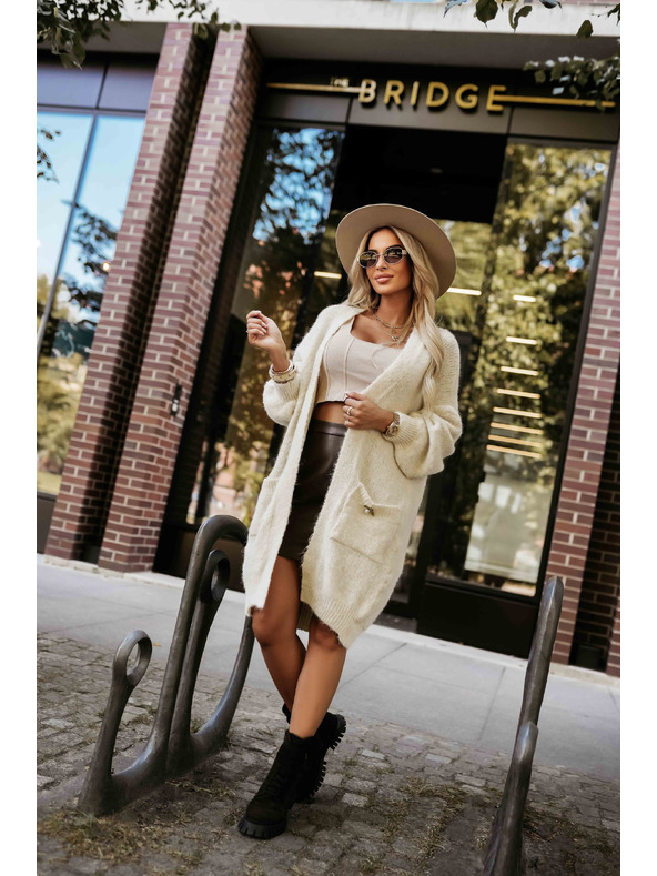 numoco basic Modno oversized kardigana z okrasno broško in praktičnimi žepi - bež