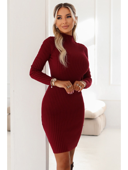numoco basic Elegantna prilegajoča obleka s turtleneckom, ki lepo poudarja silhueto - vinska
