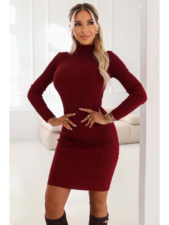 numoco basic Elegantna prilegajoča obleka s turtleneckom, ki lepo poudarja silhueto - vinska