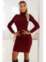 numoco basic Elegantna prilegajoča obleka s turtleneckom, ki lepo poudarja silhueto - vinska