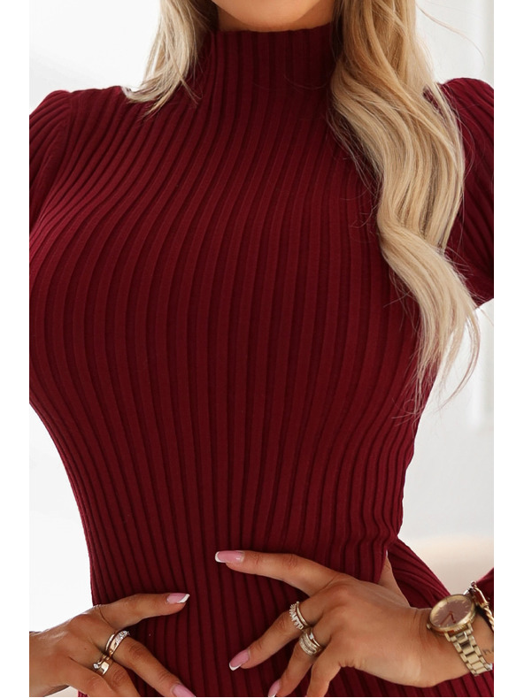 numoco basic Elegantna prilegajoča obleka s turtleneckom, ki lepo poudarja silhueto - vinska