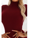 numoco basic Elegantna prilegajoča obleka s turtleneckom, ki lepo poudarja silhueto - vinska