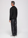 Ombre Clothing Moški pulover z aplikacijo križa in srebrnim kamnom z okroglim izrezom - črna V1 OM-SSNZ-0271 Ombre Clothing